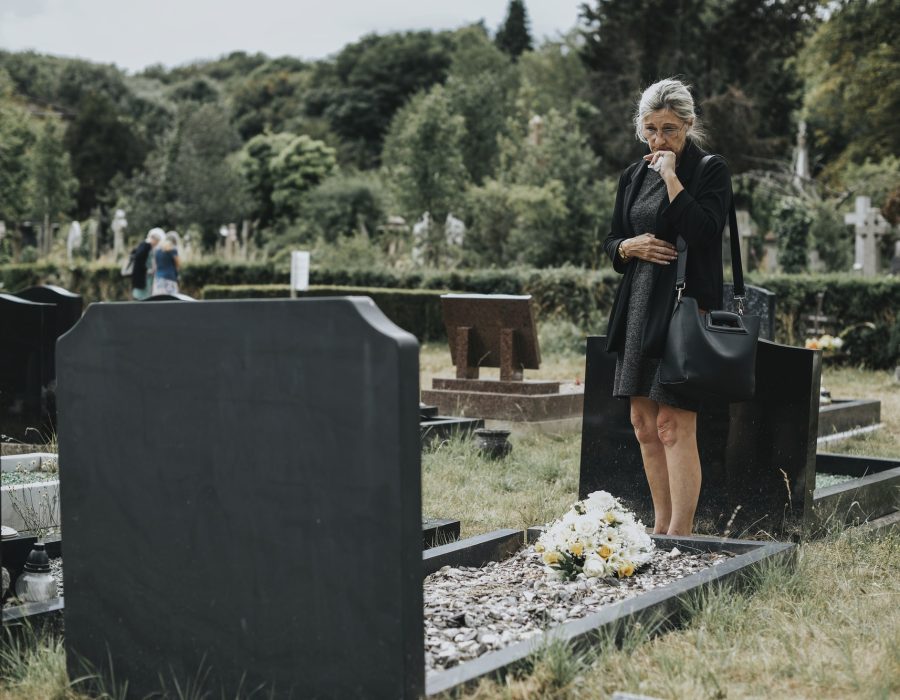 old-woman-mourning-her-husband.jpg old-woman-mourning-her-husband.jpg